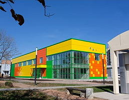 «Джунгли зовут»: батутный центр с ярким фасадом